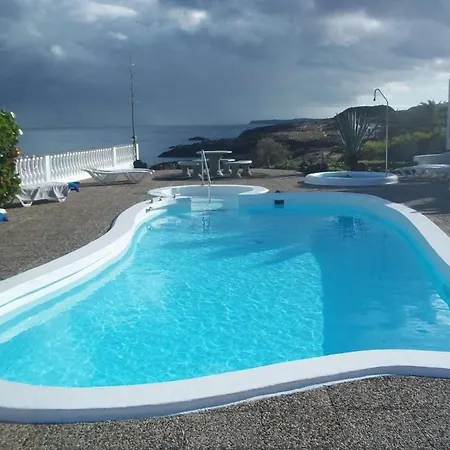 Sleeps 2 Pool Wifi Charco del Palo